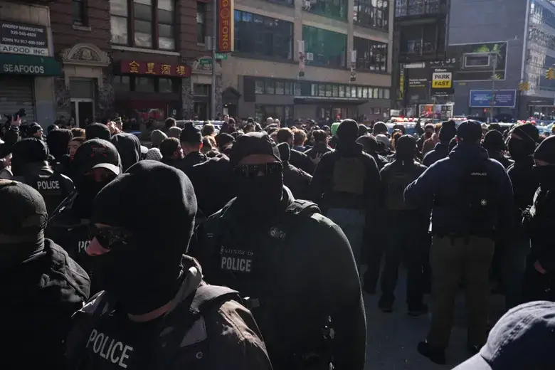 Massive protest in Manhattan’s Chinatown stalls suspected ICE raid, dozens detained D4TYbn5j