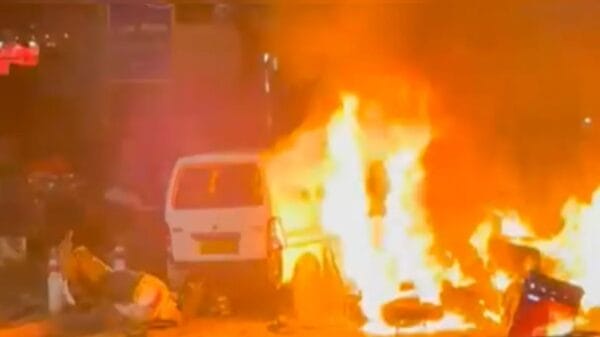 Car Explodes Near Delhi’s Historic Landmark, Igniting Fire That Engulfs Multiple Vehicles Screenshot 4