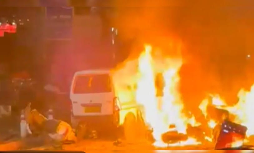 Car Explodes Near Delhi’s Historic Landmark, Igniting Fire That Engulfs Multiple Vehicles Screenshot 4