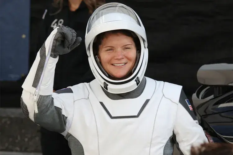 Former Intelligence Officer Pleads Guilty After False Claim of First Crime in Space astronaut anne mcclain 111825 dbaad5ad7d904a37a543e84f7e46f3c7
