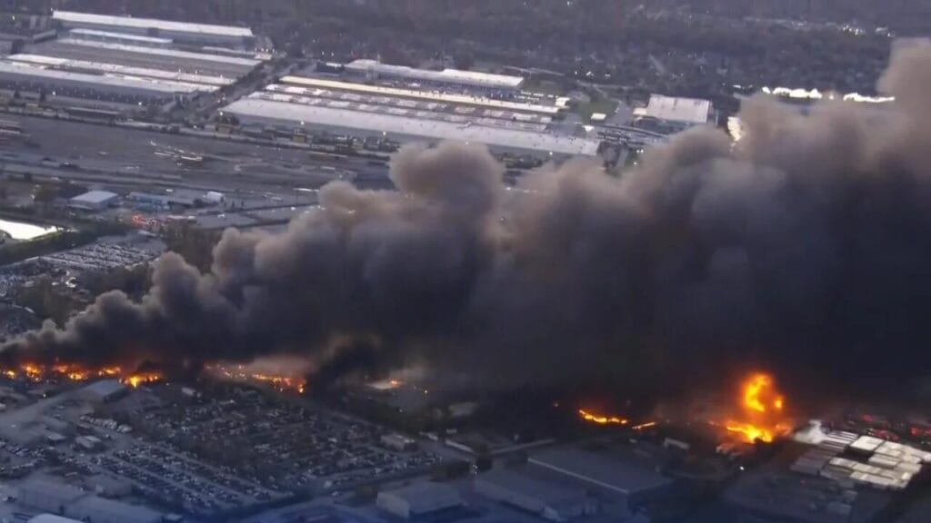 Chaos Erupts After Cargo Jet Crashes Near Louisville Airport image 2 7