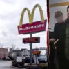 Body-cam Footage Reveals Arrest of Luigi Mangione at McDonald’s as Defense Disputes Evidence Handling mangione mcdonalds split