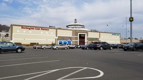 $10,000 Worth of Jewelry Stolen in Smash-and-Grab at Mall Kiosk in Waterbury Brass Mill Center Waterbury CT April 2018 40991514074