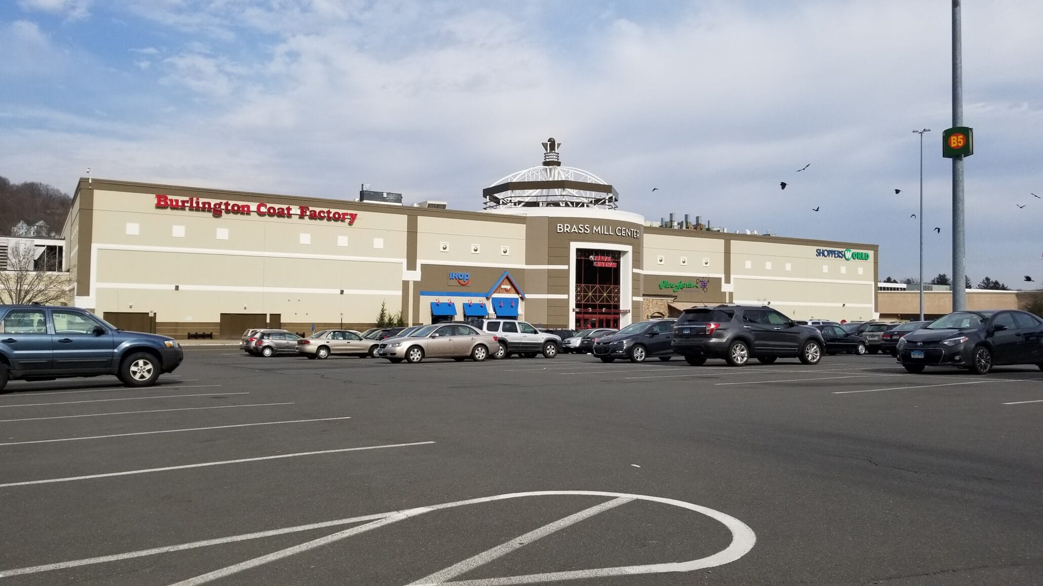 $10,000 Worth of Jewelry Stolen in Smash-and-Grab at Mall Kiosk in Waterbury Brass Mill Center Waterbury CT April 2018 40991514074