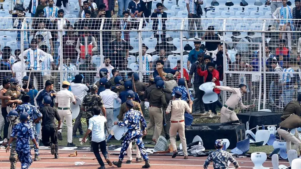 Chaos at Messi Fan Event in India as Angry Crowd Throws Chairs and Bottles bd34cc10 d807 11f0 8577 175c13d2bb4d.jpg 1